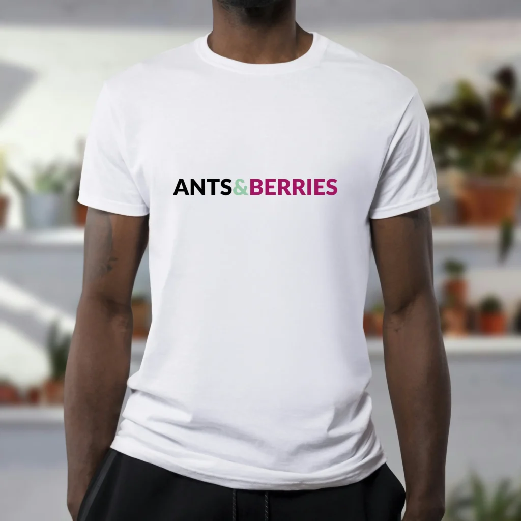 Hombre con camiseta blanca de ants&berries, prenda casual con logo de la marca.