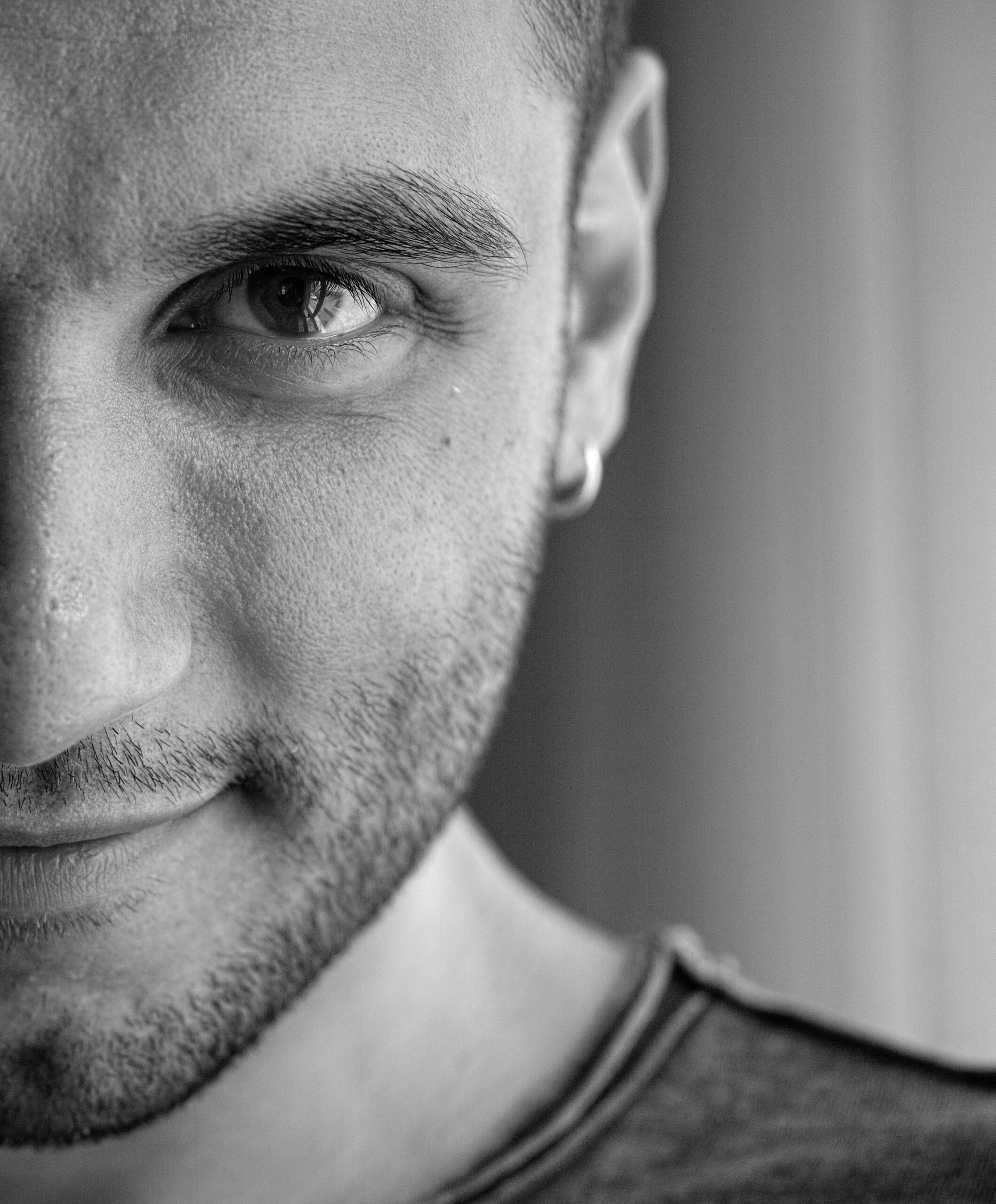 Primer plano en blanco y negro de hombre con camiseta, estética sencilla y natural.